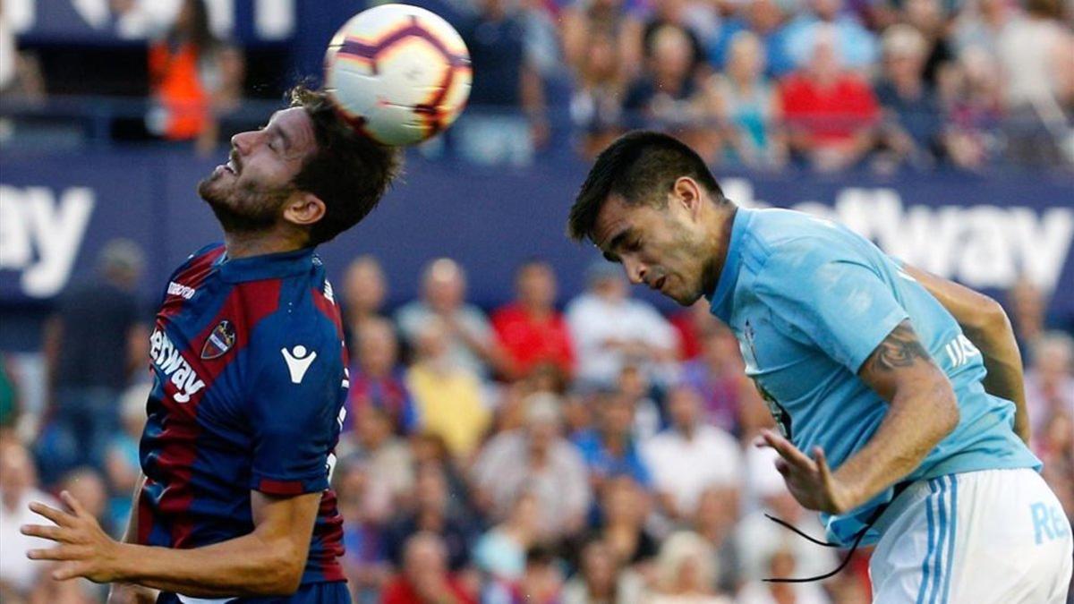 Maxi Gómez disputa un balón frente al centrocampista del Levante, Campaña