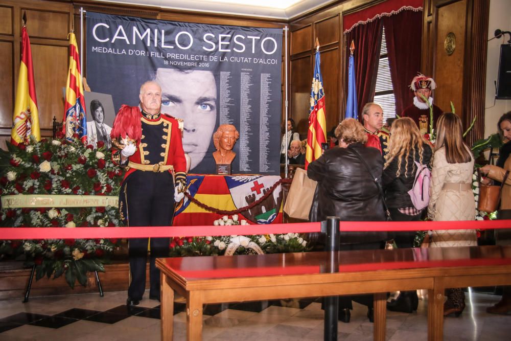 Cientos de personas pasan por delante de la urna con las cenizas del cantante para rendirle el último homenaje