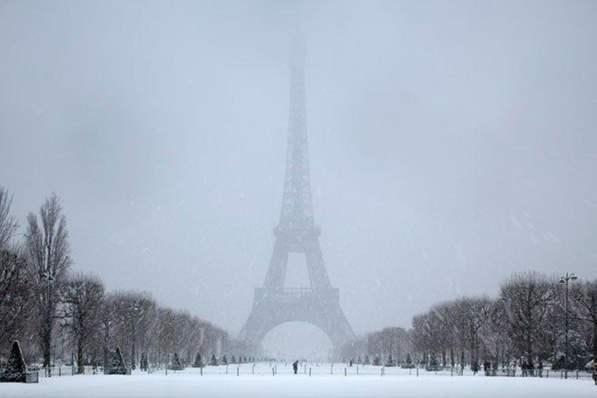 La Torre Eiffel bajo la nieve parisina.