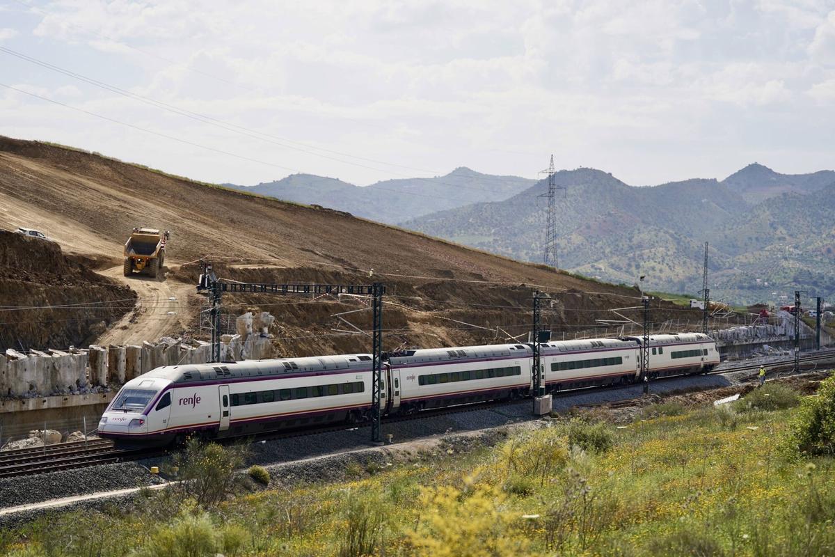 Reapertura parcial de la línea de Alta Velocidad a su paso por Álora, donde quedó sepultada por el desplazamiento de un talud de tierra