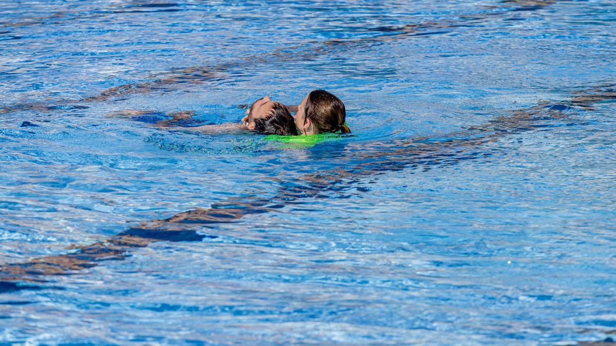 Miembros del SUMMA 112 realizan un simulacro de rescate y reanimación cardiopulmonar (RCP) en caso de ahogamiento, en las Instalaciones Deportivas del Canal de Isabel II, a 25 de julio de 2023, en Madrid (España). Durante el simulacro, a cargo de técnicos