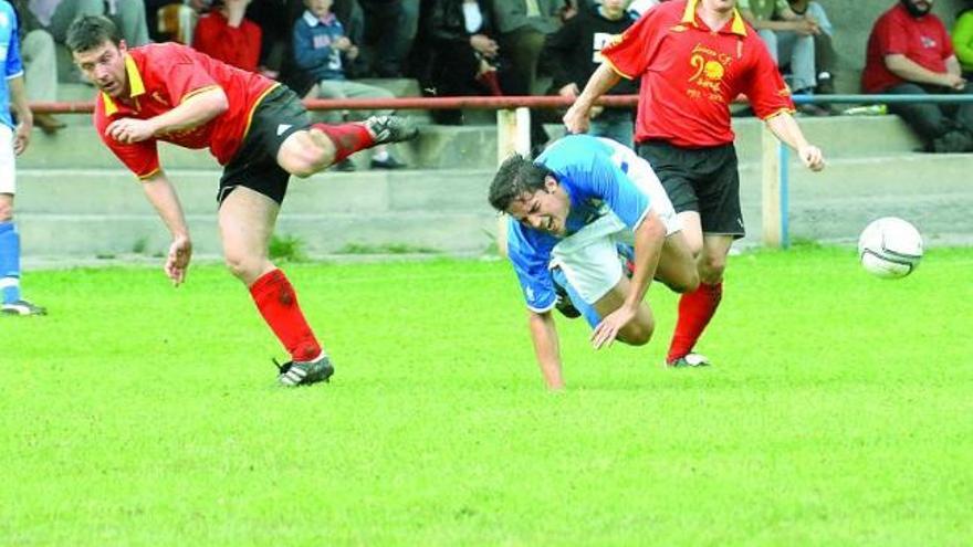 Una acción del encuentro entre el Santiago de Aller y la Juventud Asturiana.