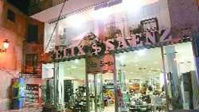 Venta. La tienda está desde 2005 junto a la iglesia de San Juan. g. t.