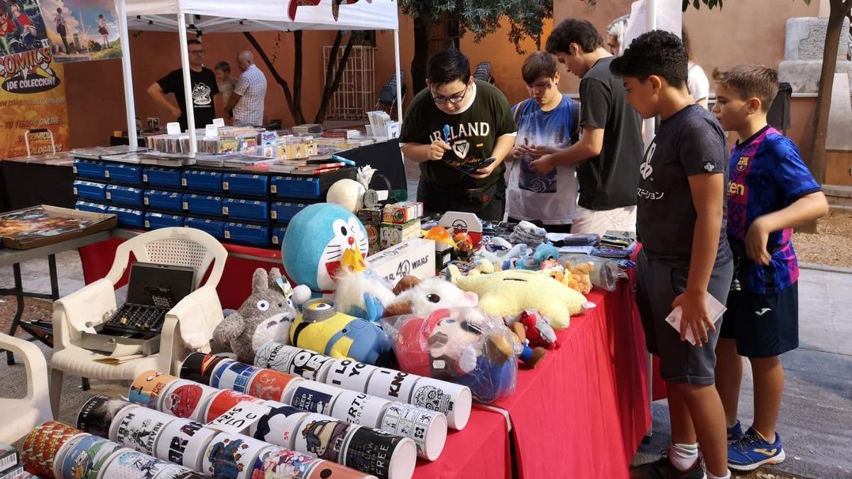 Niños disfrutando de los estands sobre el cómic de la localidad.