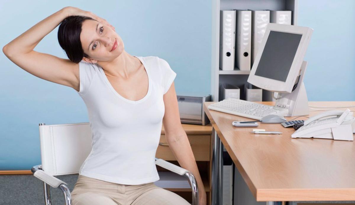 En la oficina, tómate unos minutos para estirarte y moverte cada hora.