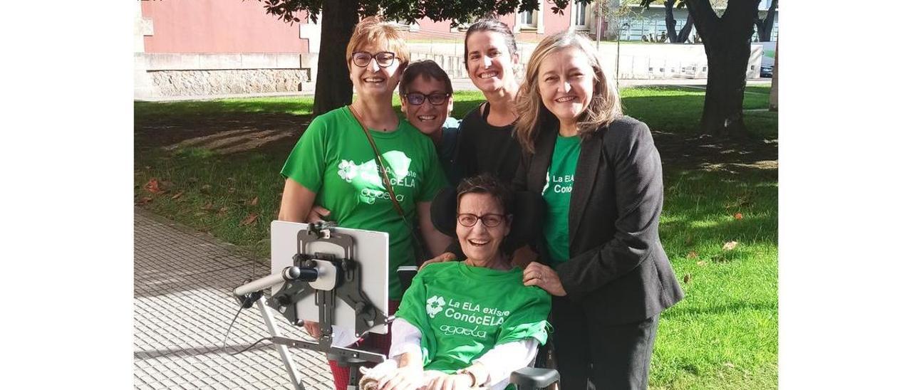 Teresa Rodríguez, junto a sus hermanas, su sobrina María y Damaris Domínguez, secretaria de la asociación gallega de afectados de ELA, Agaela.