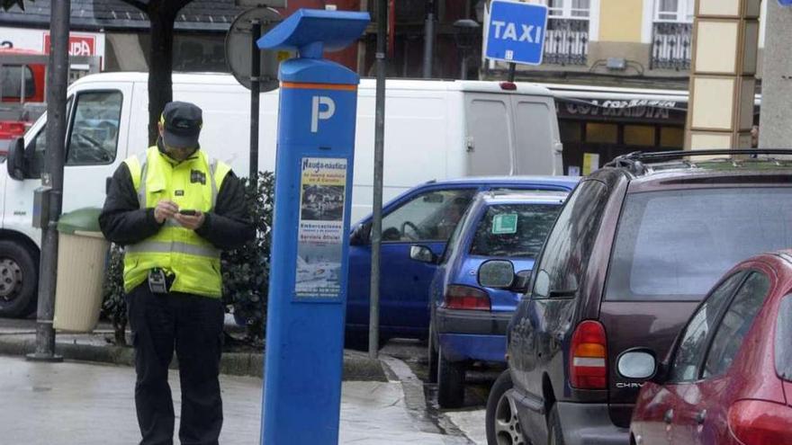 Un empleado de Vendex controla los vehículos estacionados en la plaza de San Agustín. víctor echave