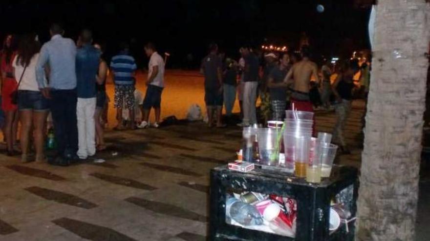 Los jóvenes trasladan el botellón fuera de la playa