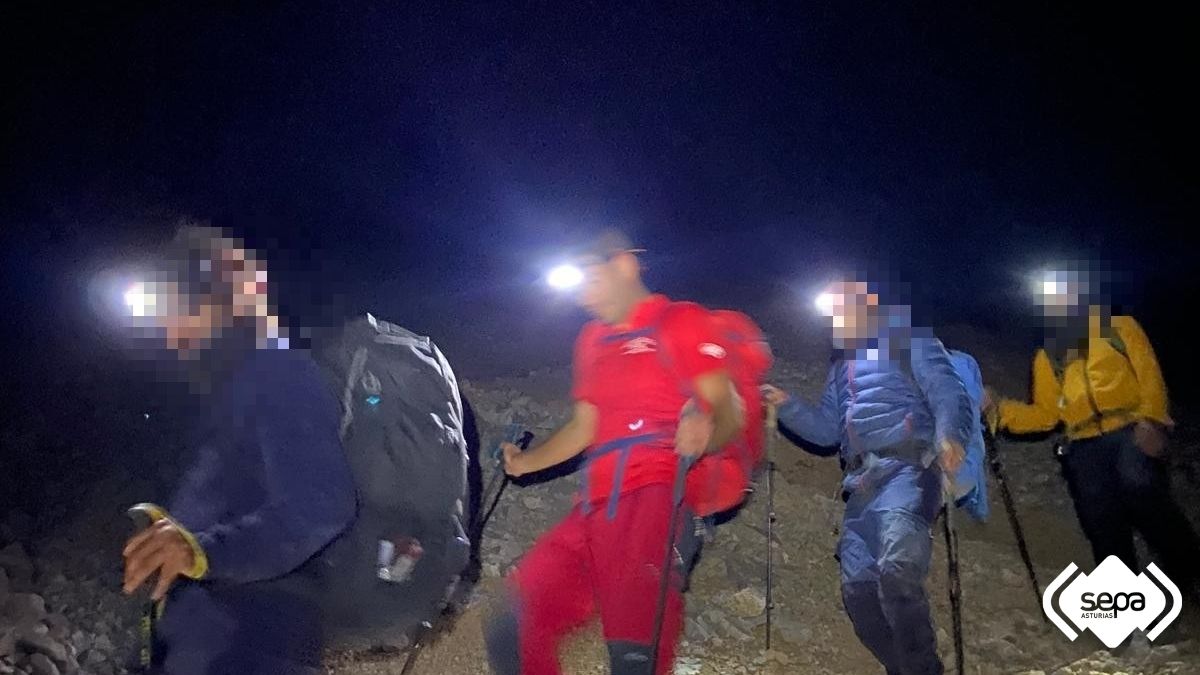 EN IMÁGENES: Rescatan de madrugada a cuatro personas que se desorientaron en el Urriellu