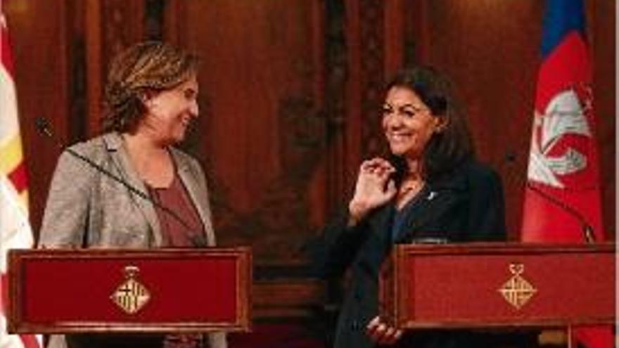 L&#039;alcaldessa de Barcelona, Ada Colau, i la de París, Anne Hidalgo.