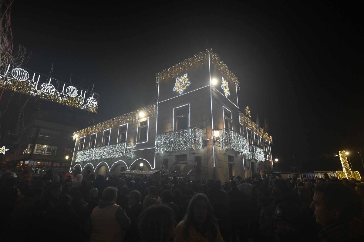 O edificio do Concello brillando coa súa decoración de Nadal.