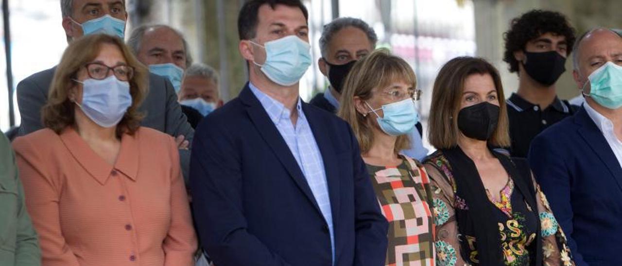 Gonzalo Caballero, ayer en el centro, en un acto en Vigo. |   // E.P.