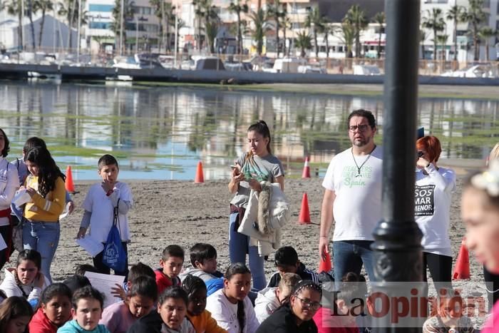 Un 'SOS' gigante para el Mar Menor formado por escolares en Villananitos