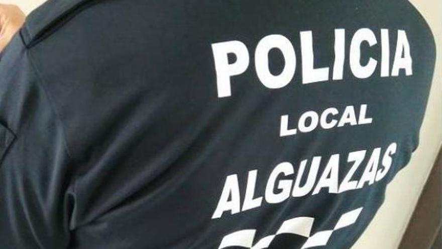 Un agente de la Policía Local de Alguazas, de espaldas.