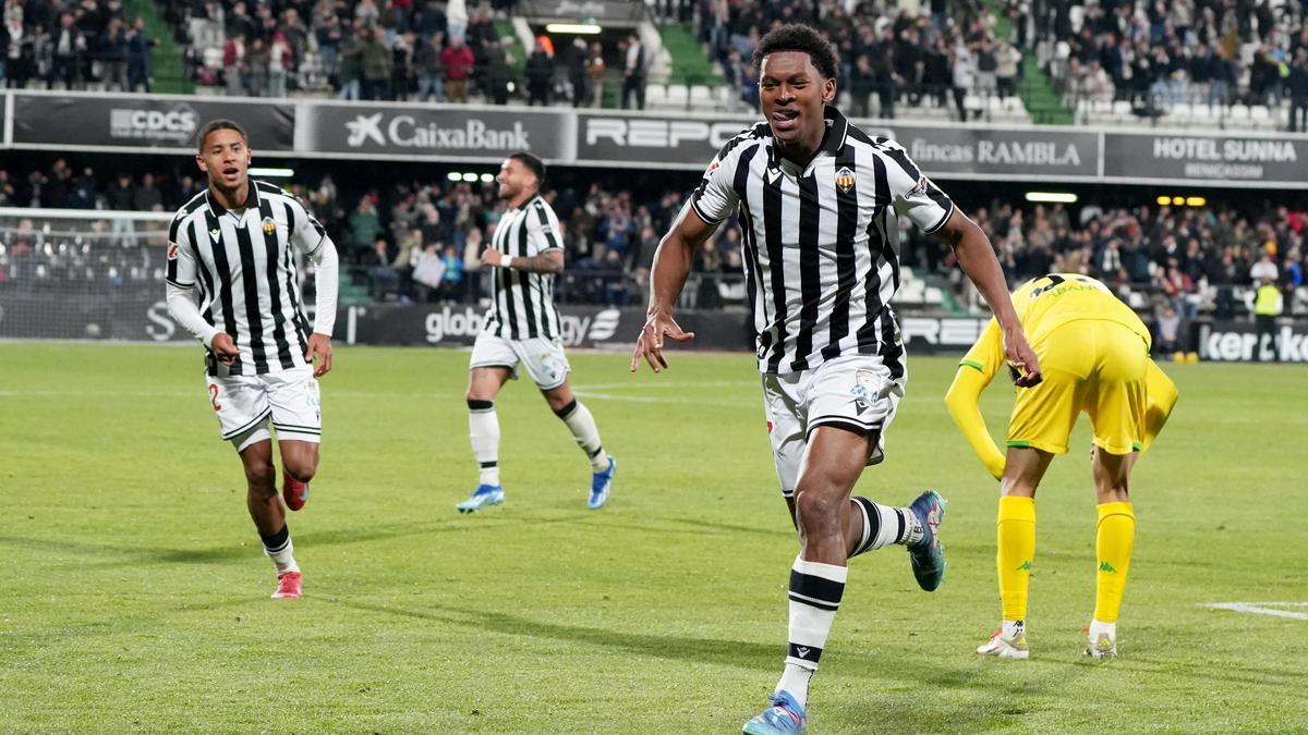 Jozhua, con Chirino al fondo, celebra su gol al Dépor en el SkyFi Castalia.