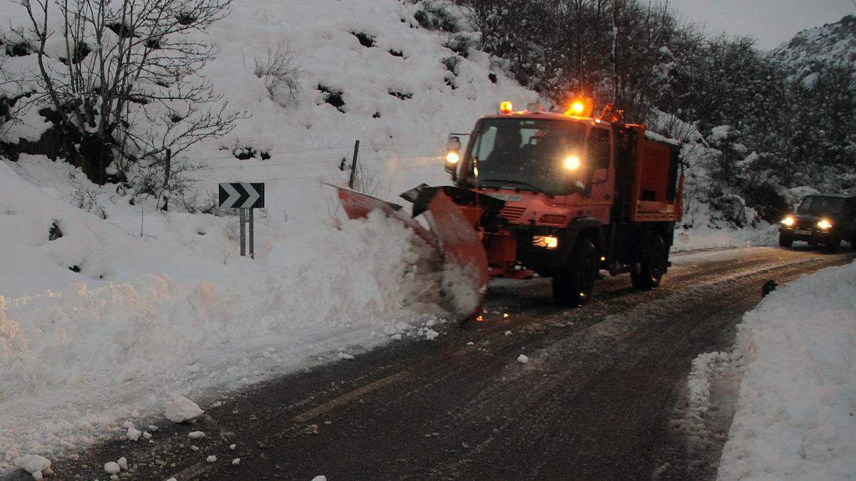 Una quitanieves trabaja para despejar una carretera de León durante la primera nevada del mes de noviembre en Castilla y León.