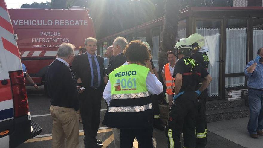 Autoridades y efectivos sanitarios, en los exteriores del hotel donde han ocurrido los hechos.