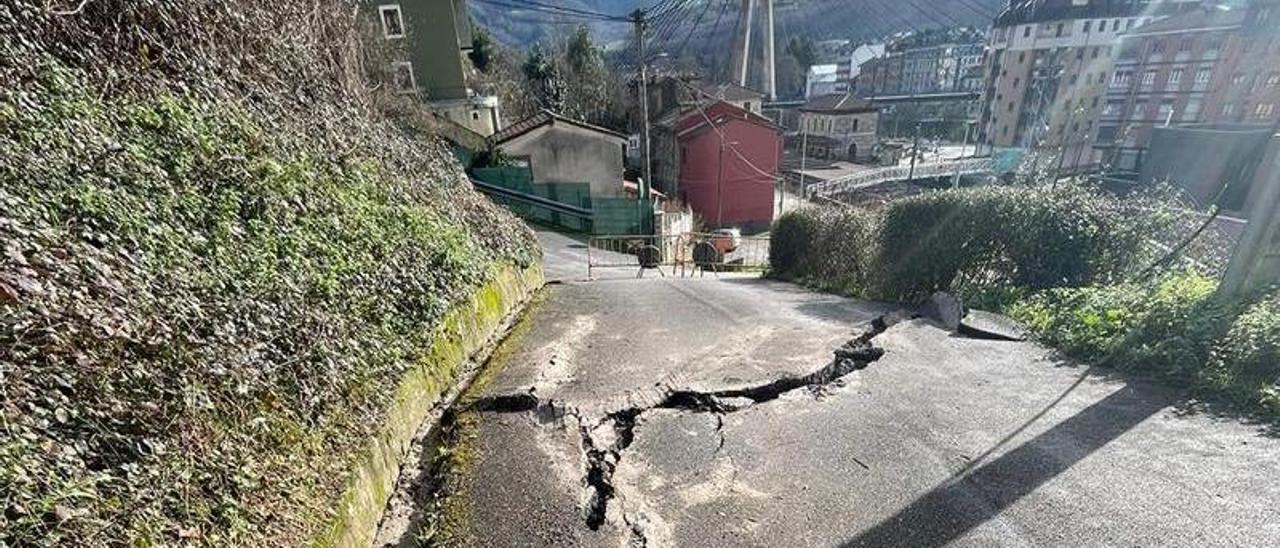 La carretera de La Florida, cortada por la gran grieta que va ensanchándose.