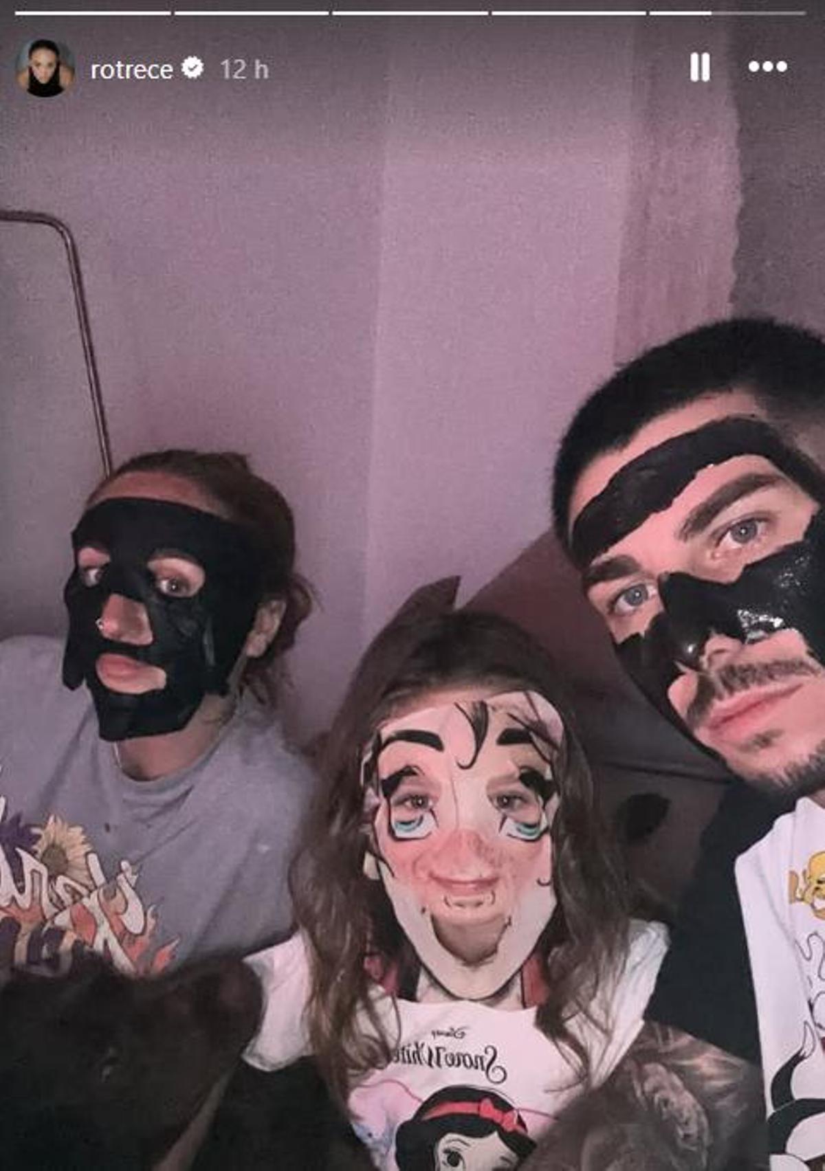 Rocío junto a su novio y hermana.