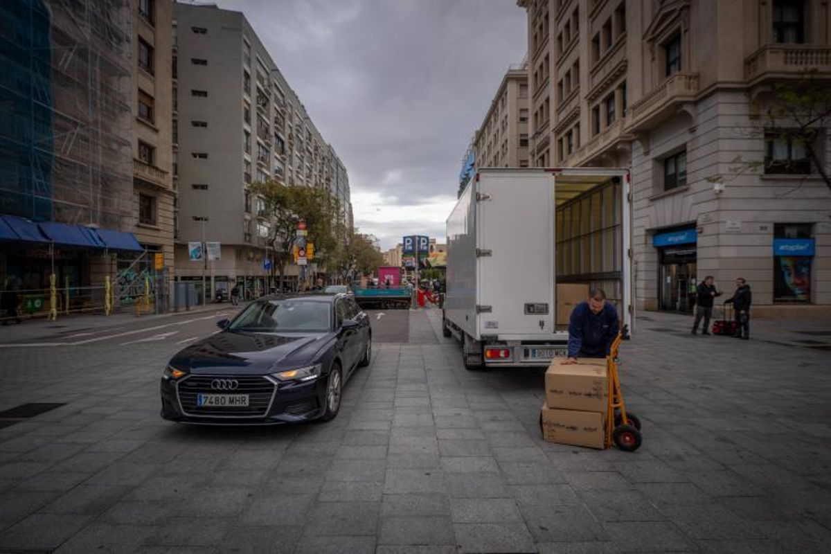 Un coche estacionado ante la salida del párking, donde hace unos meses había bolardos que impedían el paso de vehículos.
