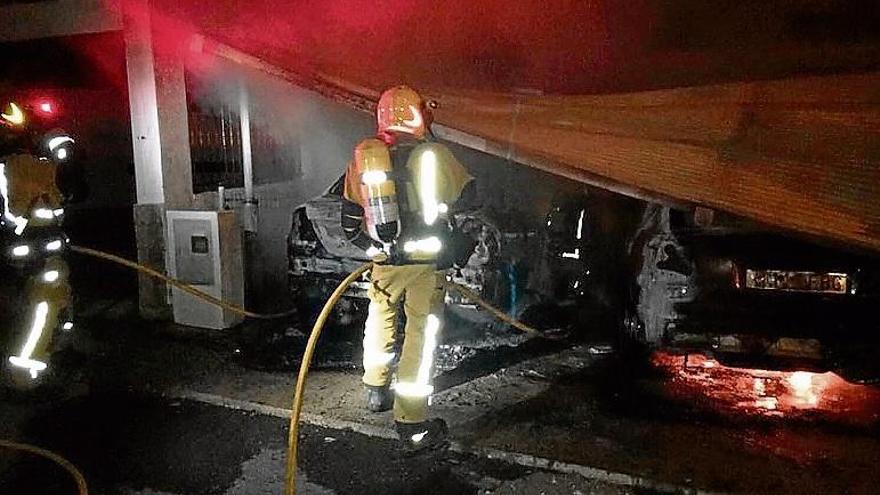 Dos fuegos dejan una herida en Santa Pola y dos coches calcinados en Mutxamel