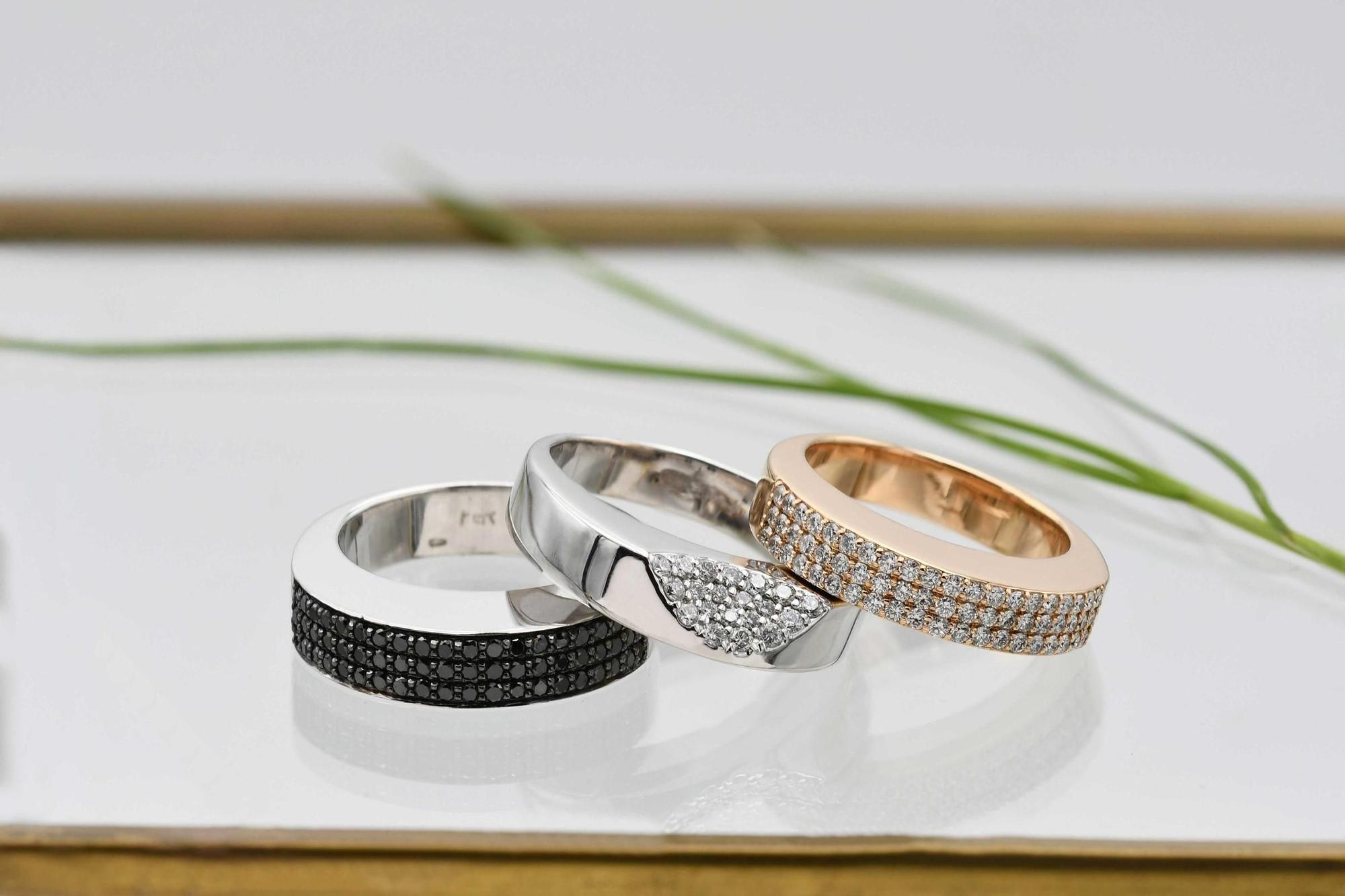 Anillos de oro y diamantes de la colección «Apilables hechos a mano»