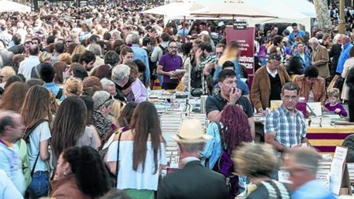 La aglomeración que se extiende por Sant Jordi de las Ramblas (en la foto) a la Rambla de Catalunya.