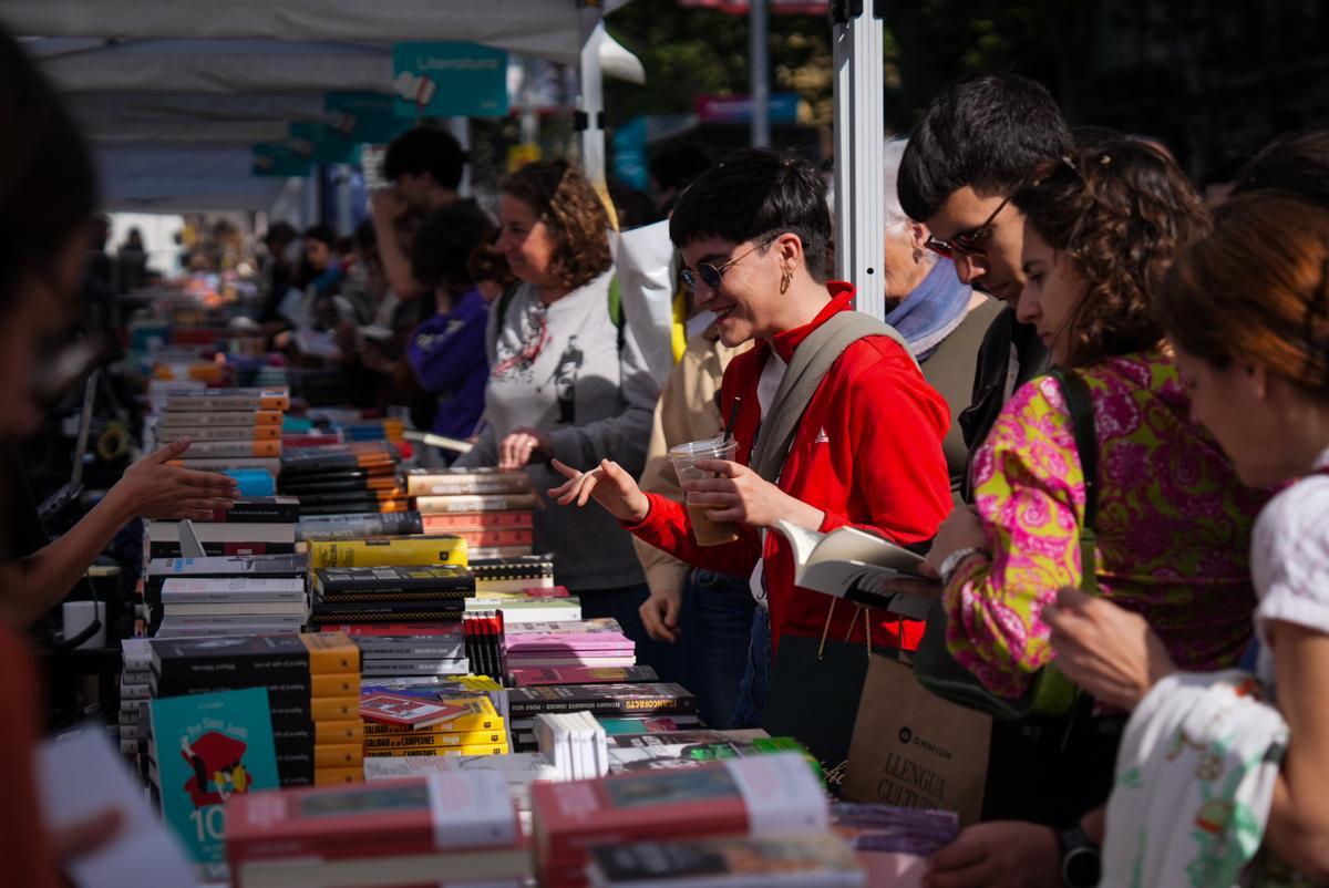 Sant Jordi llena las calles de Barcelona