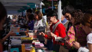 Sant Jordi llena las calles de Barcelona