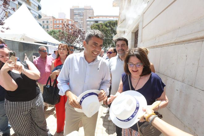 Carlos Mazón visita el racó de INFORMACIÓN TV en las Hogueras de Alicante 2025