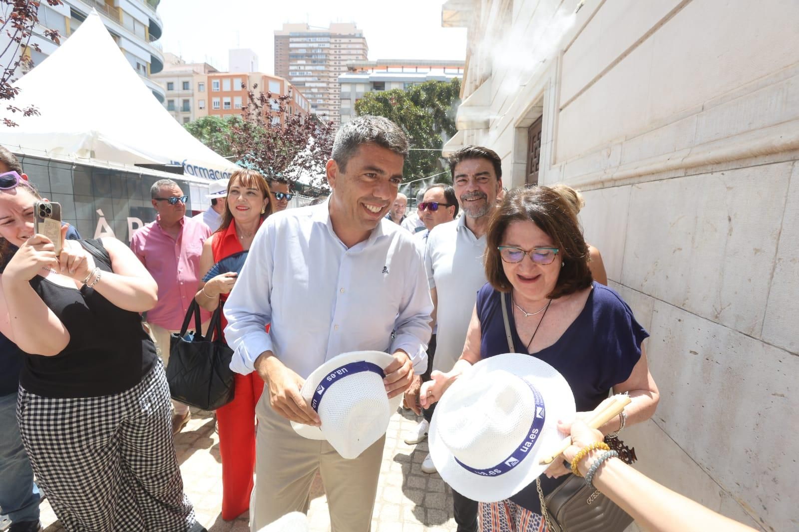 Carlos Mazón visita el racó de INFORMACIÓN TV en las Hogueras de Alicante 2025