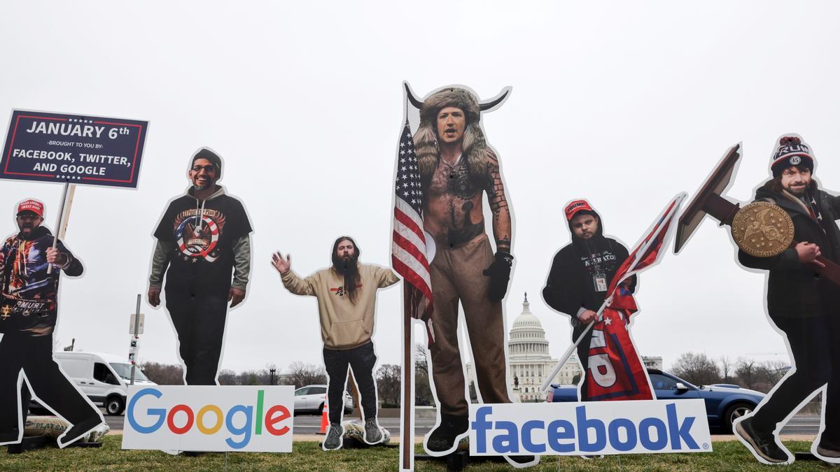 Los responsables de Google, Facebook y Twitter disfrazados como asaltantes al Capitolio en una protesta en Washington