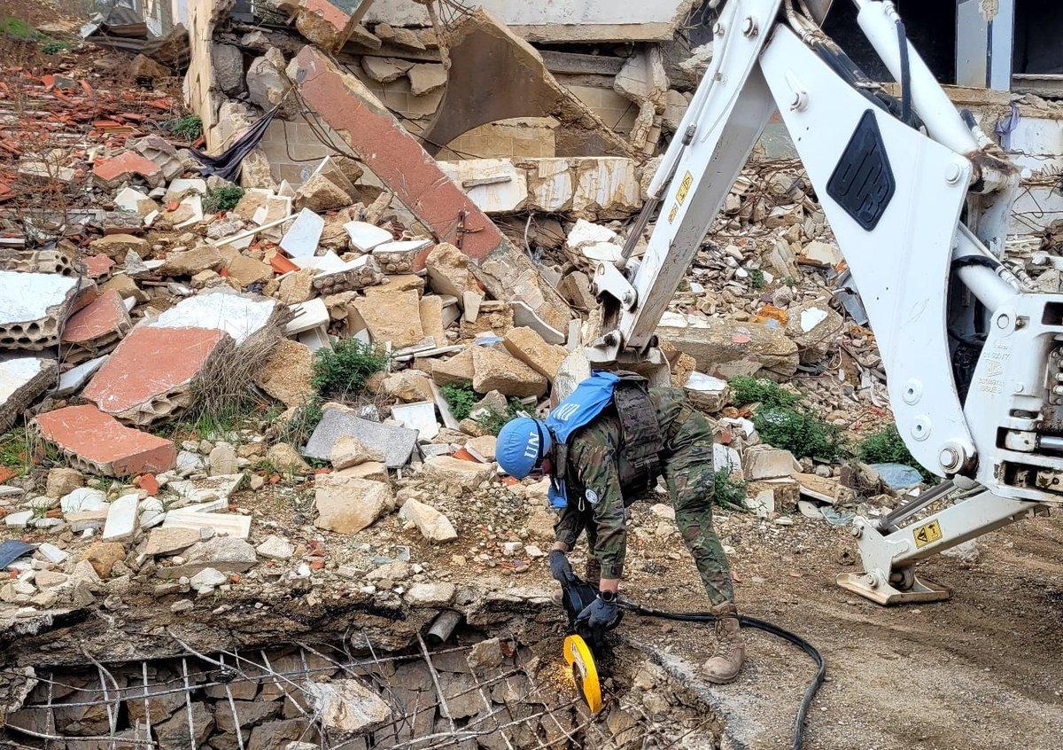 Un zapador de la Brigada Líbano XIV ayuda en la retirada de escombros de un escenario de combates entre Hezbolá de Israel