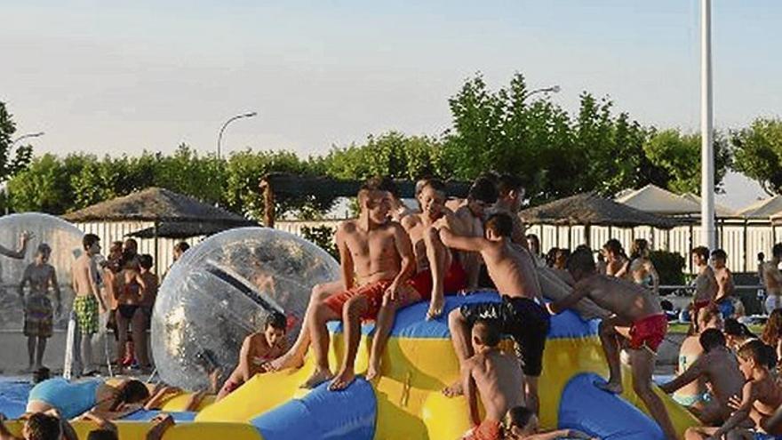 La primera fiesta del agua llegará este viernes a la piscina municipal