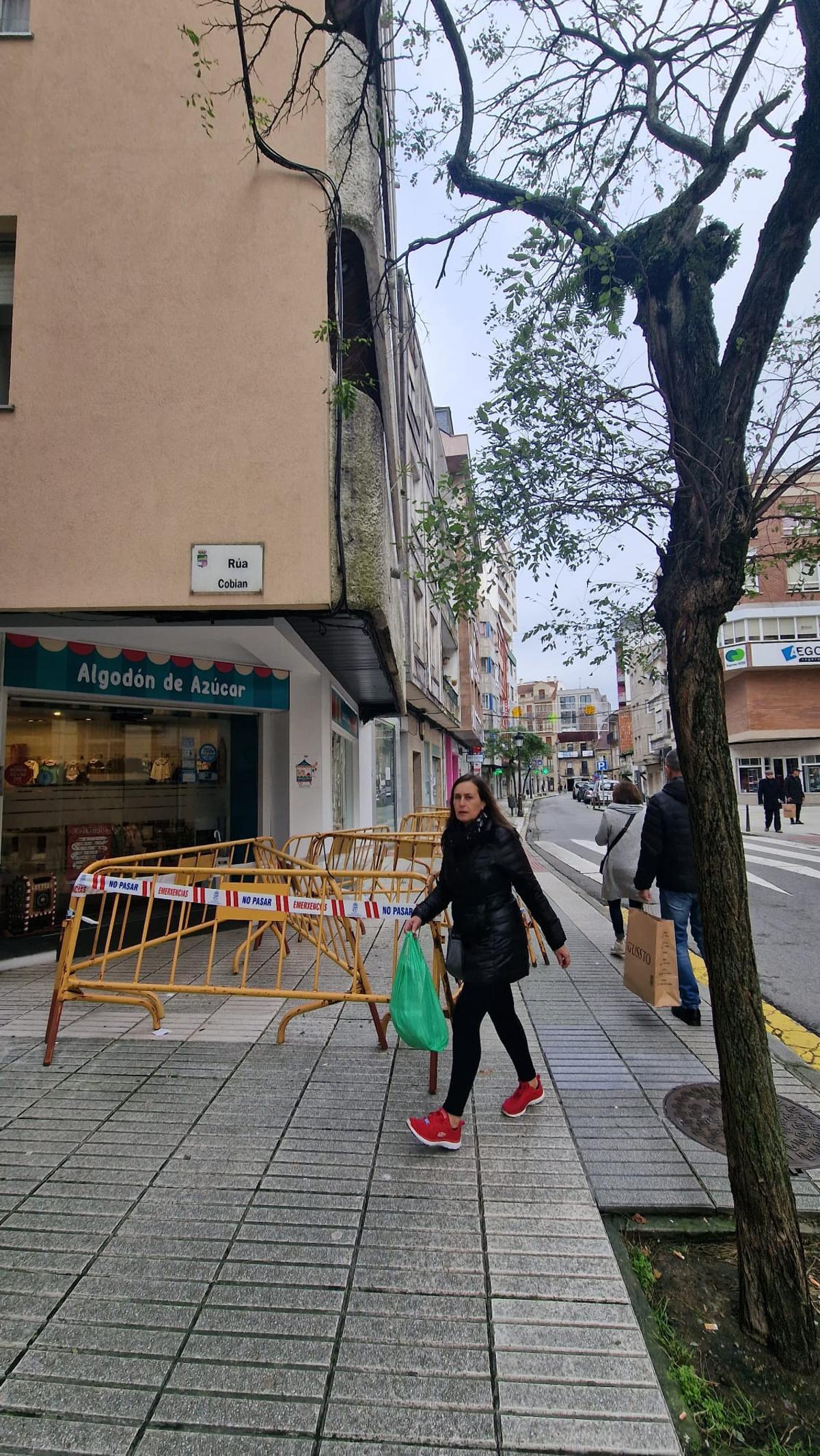 Vallas instaladas en un edificio de la calle Cobián.