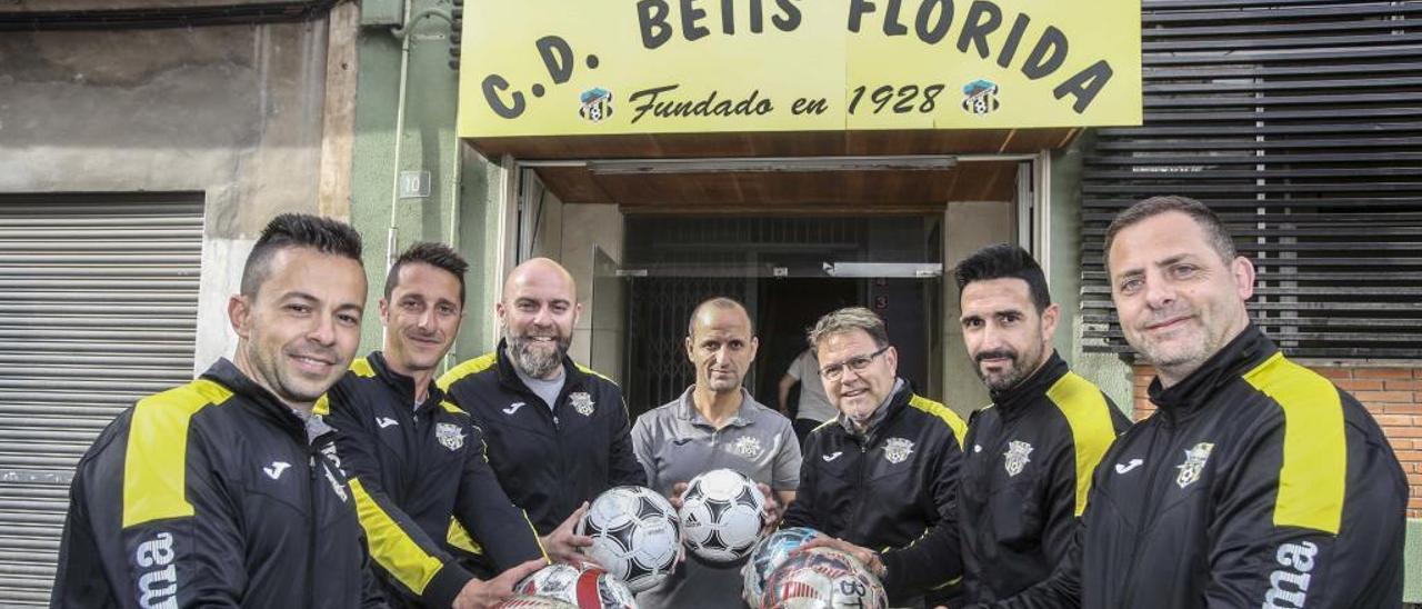 La nueva junta directiva del Betis Florida posa en la fachada de la sede del club.