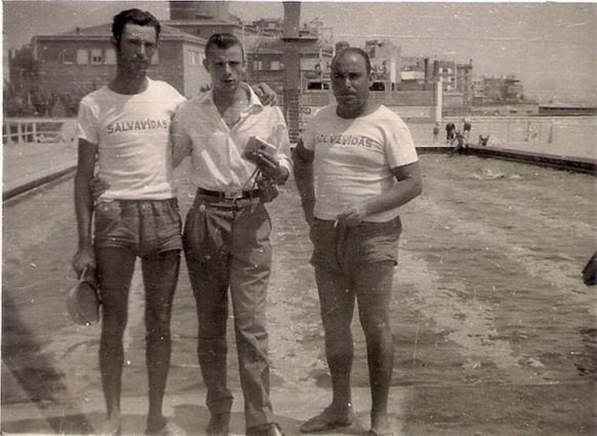 Socorristes als banys de Sant Sebastià de Barcelona, el 1962.