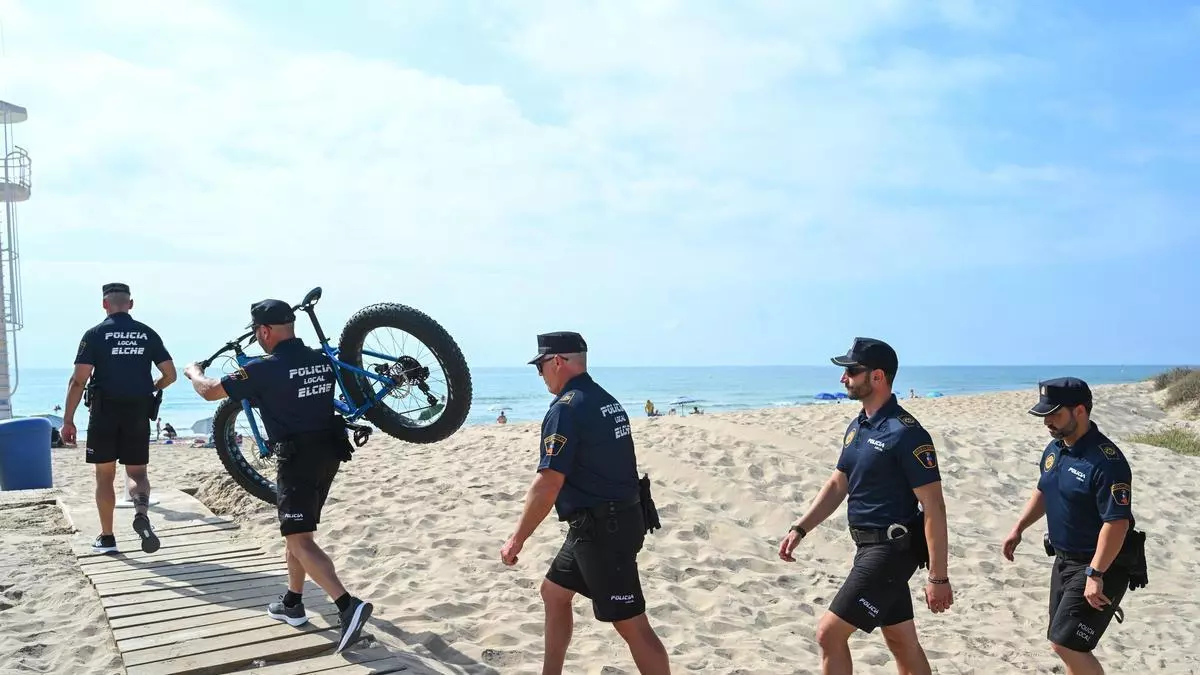 Hurtos en la arena y robos en vehículos, principales preocupaciones de la Policía Local de Elche en las playas