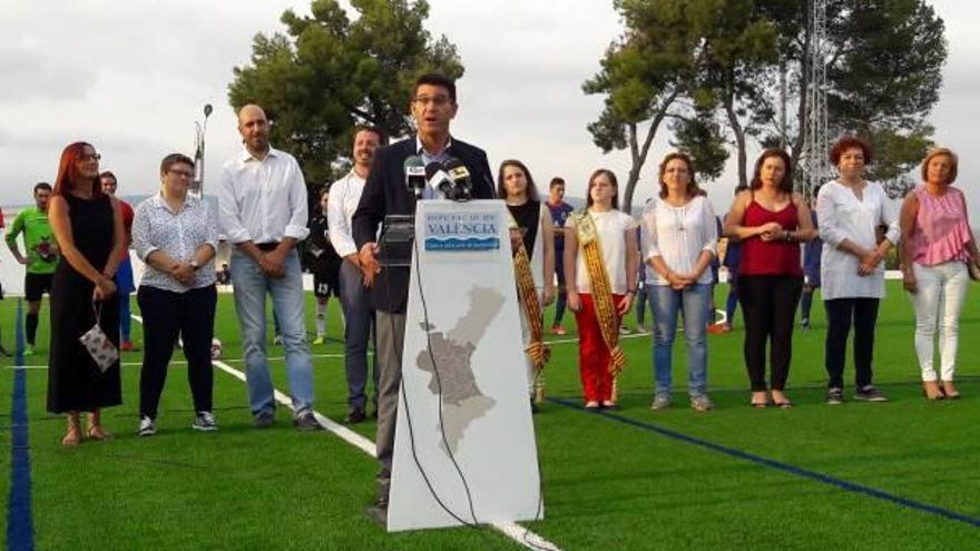 Rodríguez interviene en el acto de inauguración, ante el alcalde, diputados y jugadores de la Font, ayer.