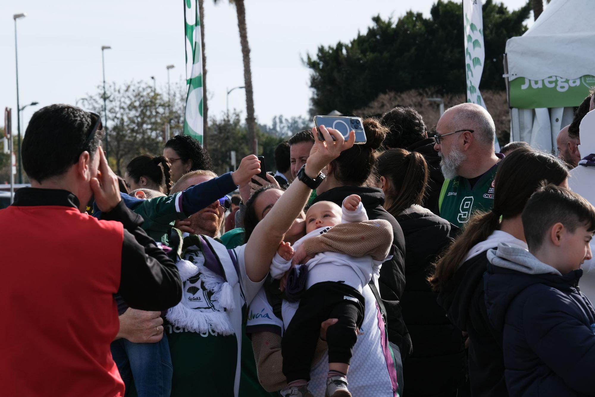 La afición celebra el título de Copa en la previa del Unicaja - Girona