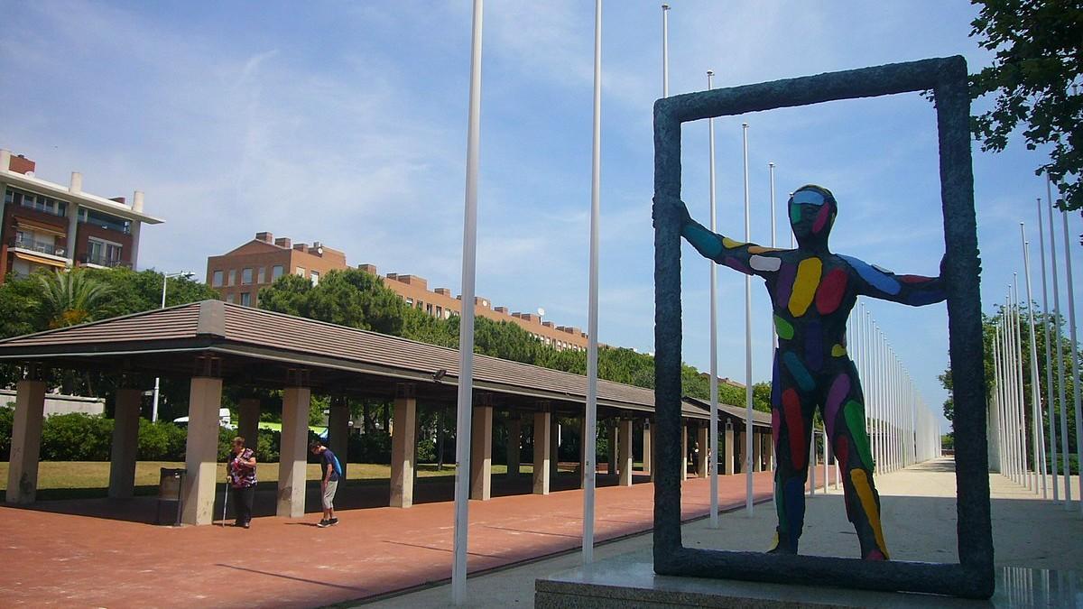 La escultura 'Marc' junto a los ya retirados palos de bandera de parque del Port Olímpic de Barcelona