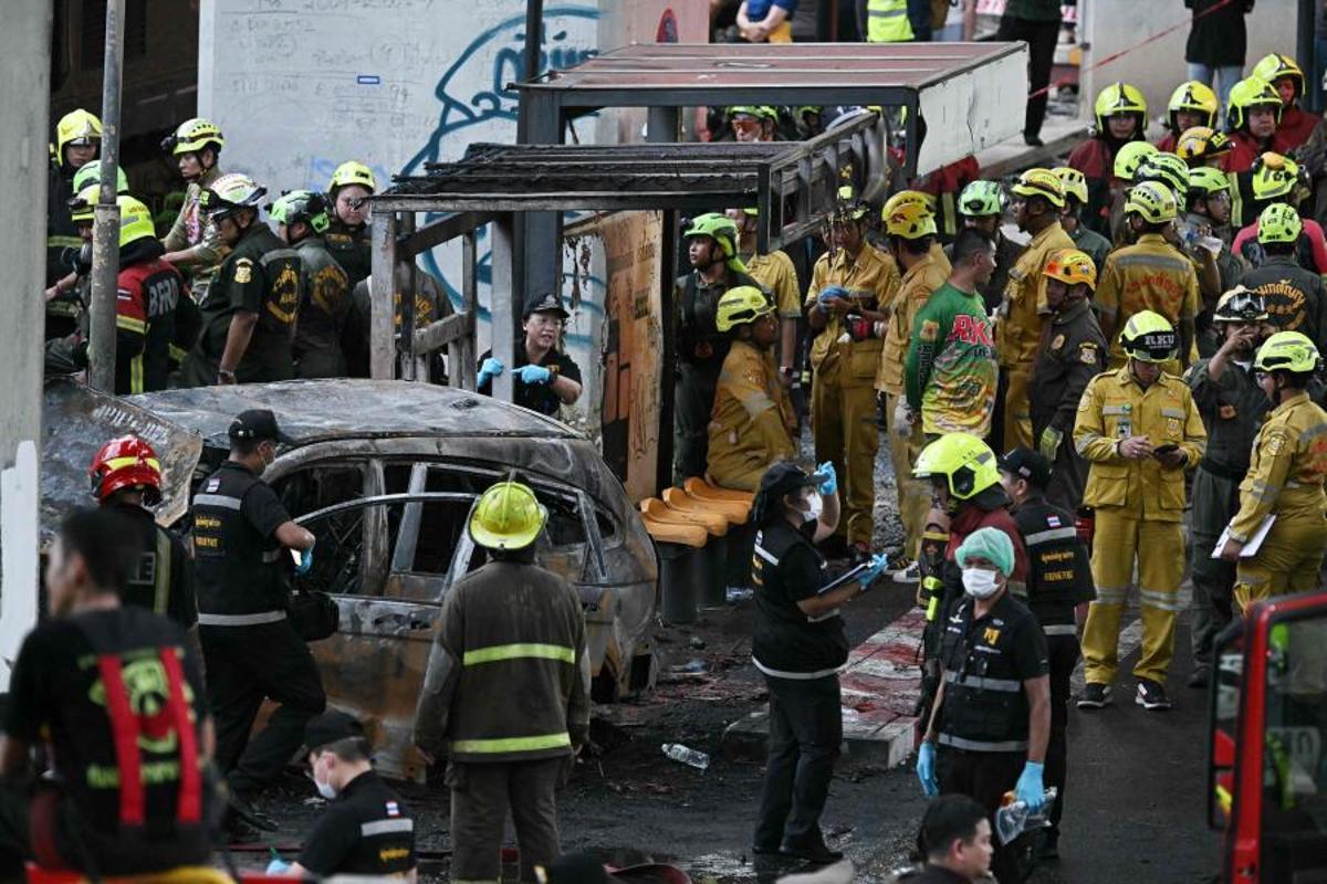 Imágenes del accidente entre un tren y un autobús en Bangkok, que ha dejado al menos ocho muertos y 25 heridos después de que el vehículo se incendiara tras el impacto.