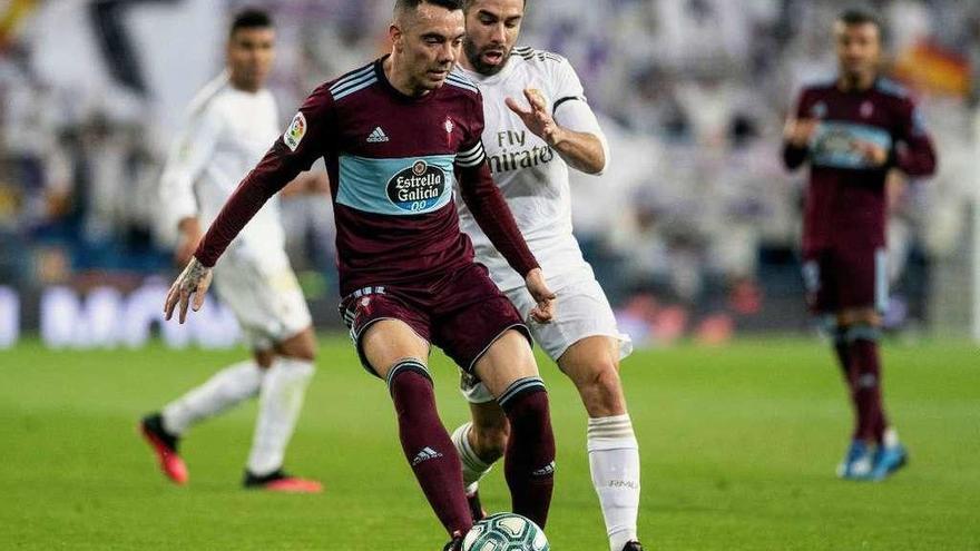 Aspas toca la pelota presionado por Carvajal. // Efe