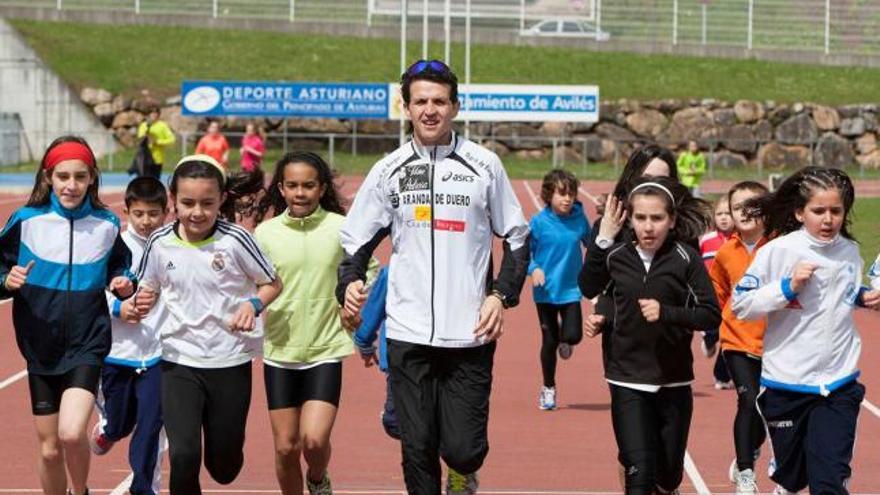 Juan Carlos Higuero, con las promesas del atletismo avilesino, en el Quirinal.