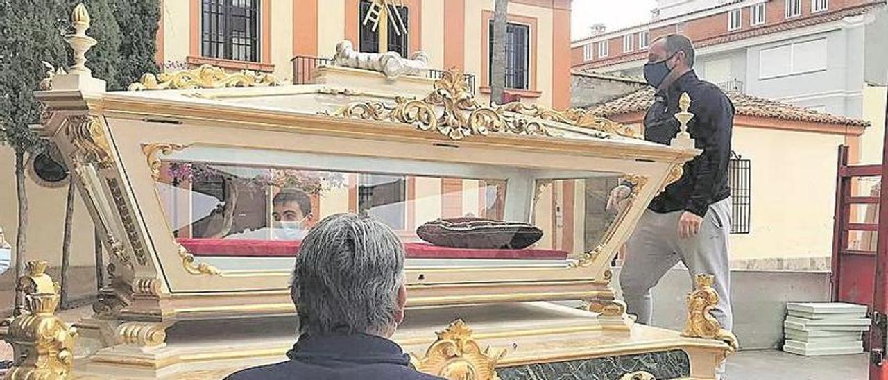 Momento del traslado del Santo Sepulcro al taller de restauración de l’Alcora.