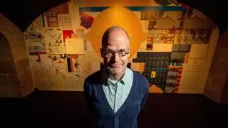 Chris Ware expone su universo en Barcelona, "feliz" de alejarse de Trump