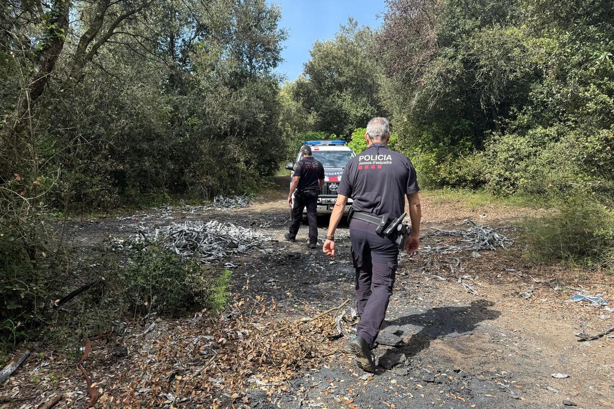 Dos mossos de l'URMA inspeccionant un abocament de residus a la Selva
