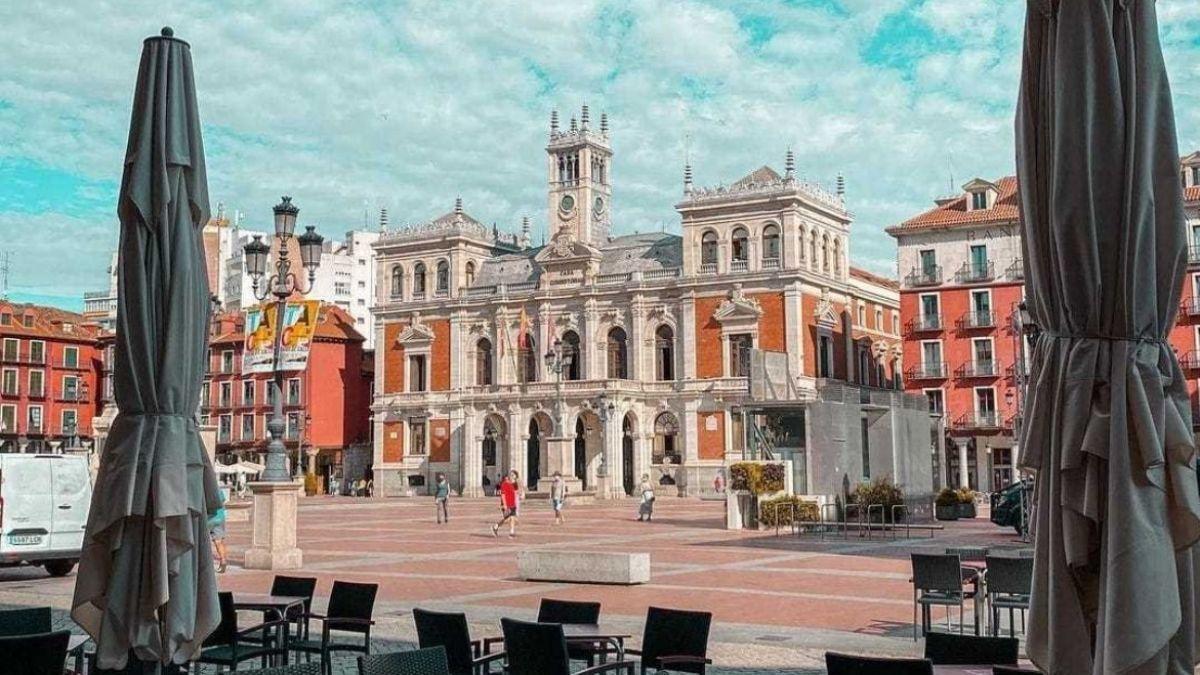 La Plaza Mayor de Valladolid, con sus característicos tonos rojizos y sus terrazas.
