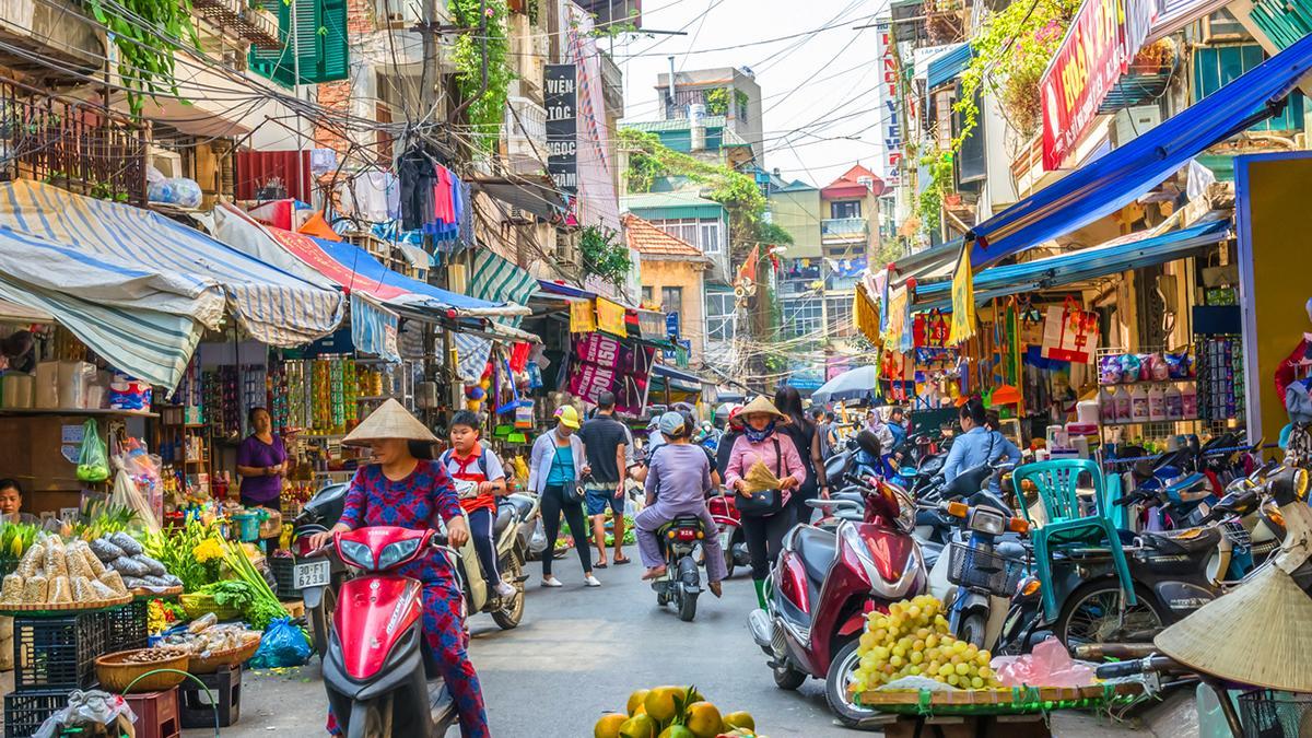 El casco antiguo de Hanoi muestra el ritmo cotidiano de Vietnam entre motos, mercados, puestos callejeros y vida local.