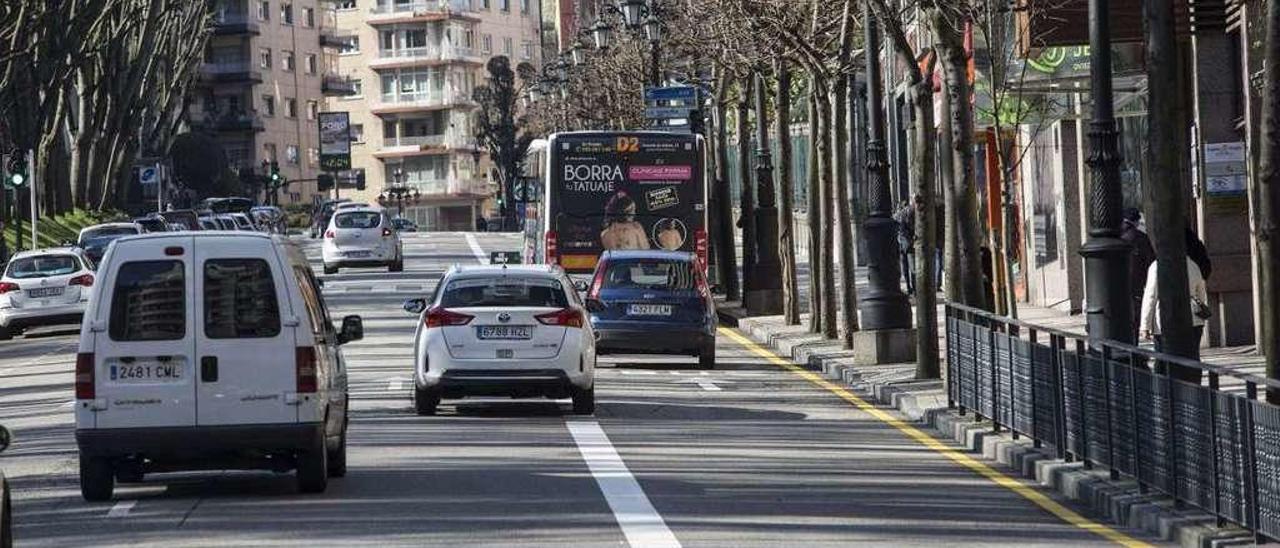 El carril bus de la calle Conde de Toreno, en Oviedo.